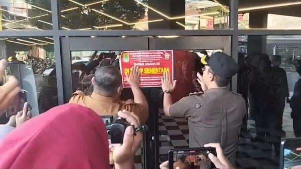 Tempat Hiburan Malam Jadi Pesta Gay di Karawang Ternyata Jual Minuman Beralkohol Tanpa Izin Tempat Hiburan Malam Jadi Pesta Gay di Karawang Ternyata Jual Minuman Beralkohol Tanpa Izin