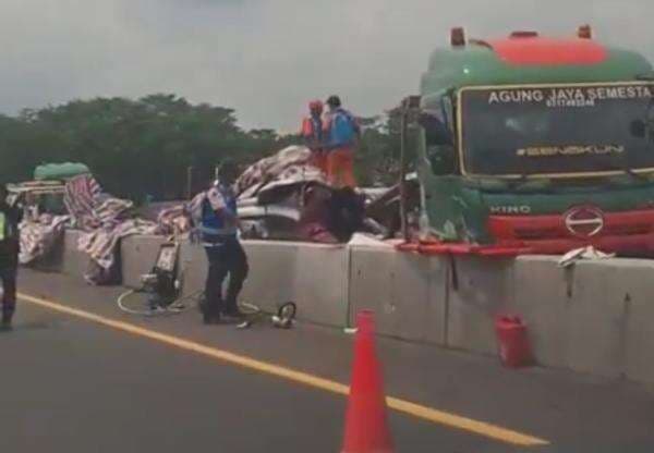 Kecelakaan Maut 3 Kendaraan di Tol Batang, 1 Tewas 5 Luka-Luka Kecelakaan Maut 3 Kendaraan di Tol Batang, 1 Tewas 5 Luka-Luka