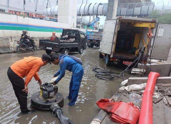 Banjir Rob Rendam Jalan RE Martadinata Jakut Banjir Rob Rendam Jalan RE Martadinata Jakut
