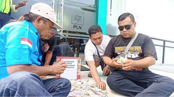 Tagihan Masruroh di PLN Lunas, Donasi PKL Jombang untuk Bantu Pemasangan Listrik Tempat Ibadah Tagihan Masruroh di PLN Lunas, Donasi PKL Jombang untuk Bantu Pemasangan Listrik Tempat Ibadah