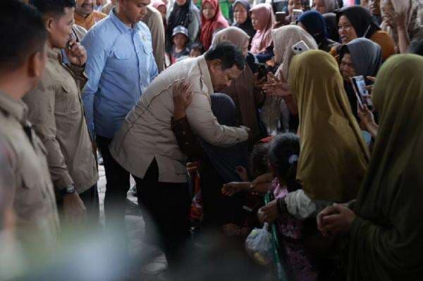 Prabowo Disambut Haru Warga Takengon, Tangis dan Pelukan Warnai Kunjungan di Pengungsian Prabowo Disambut Haru Warga Takengon, Tangis dan Pelukan Warnai Kunjungan di Pengungsian