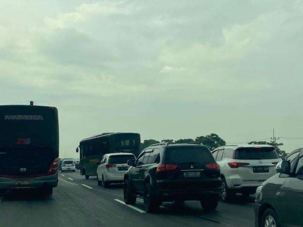 Arus Balik ke Jakarta Masih Padat, Contraflow Tol Japek Diperpanjang hingga KM 65 Arus Balik ke Jakarta Masih Padat, Contraflow Tol Japek Diperpanjang hingga KM 65