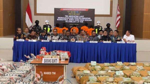 Penangkapan 5 WNA Selundupkan 1,9 Ton Narkoba, Diimingi Upah Rp14 Juta Penangkapan 5 WNA Selundupkan 1,9 Ton Narkoba, Diimingi Upah Rp14 Juta