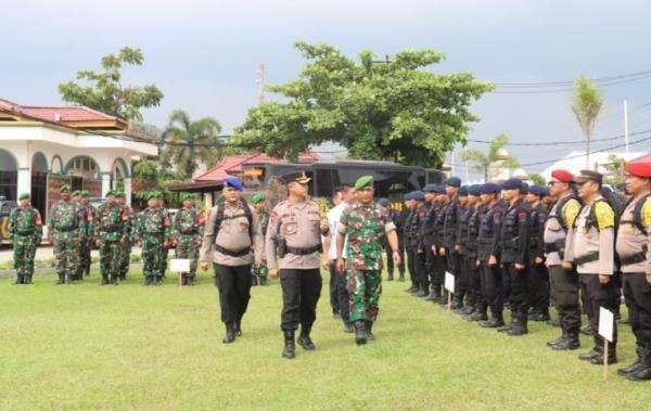 Kapolres Pelalawan Pimpin Upacara Pemberangkatan Personil Pengamanan TPS Kapolres Pelalawan Pimpin Upacara Pemberangkatan Personil Pengamanan TPS