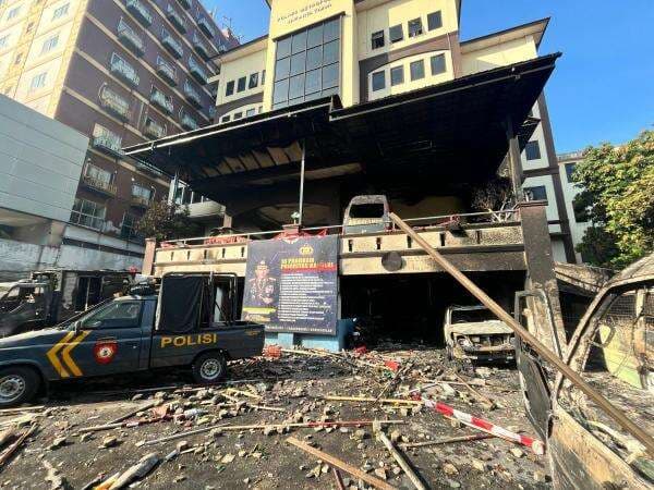 Puluhan Mobil Hangus Terbakar di Depan Polres Metro Jakarta Timur Puluhan Mobil Hangus Terbakar di Depan Polres Metro Jakarta Timur