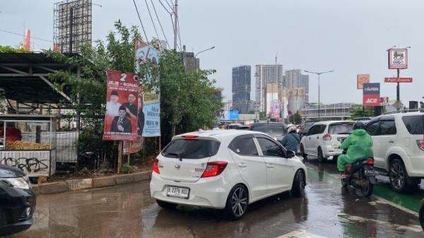 Masa Tenang Pilkada, Alat Peraga Kampanye Masih Terpampang di Jalanan Bekasi Masa Tenang Pilkada, Alat Peraga Kampanye Masih Terpampang di Jalanan Bekasi