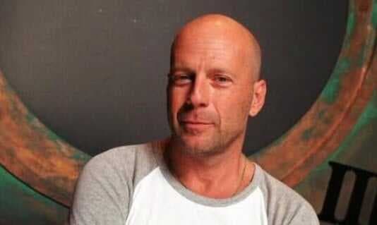 Bruce Willis Terkena Dimensia hingga Kondisi Kesehatannya Memburuk: Tak Bisa Bicara dan Kesulitan Berjalan Bruce Willis Terkena Dimensia hingga Kondisi Kesehatannya Memburuk: Tak Bisa Bicara dan Kesulitan Berjalan