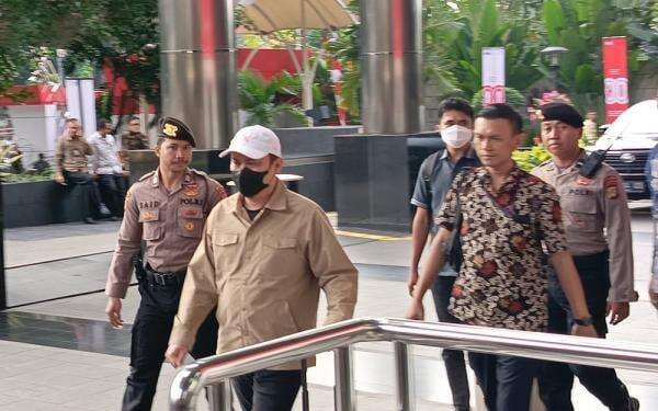 Bupati Koltim Tiba di Gedung KPK Usai Terjaring OTT, Begini Penampakannya Bupati Koltim Tiba di Gedung KPK Usai Terjaring OTT, Begini Penampakannya