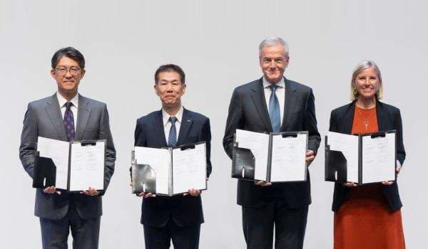 Mitsubishi Fuso dan Hino Resmi Merger, Lahirkan Raksasa Truk Asia Mitsubishi Fuso dan Hino Resmi Merger, Lahirkan Raksasa Truk Asia