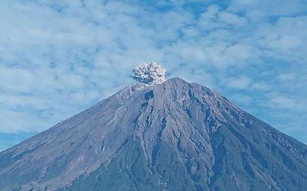 Gunung Semeru Erupsi 37 Kali, Hujan Abu Landa Kota Malang Gunung Semeru Erupsi 37 Kali, Hujan Abu Landa Kota Malang