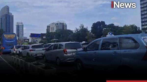 Jalan Sudirman Arah Bundaran HI Macet di Libur Natal, Begini Penampakannya Jalan Sudirman Arah Bundaran HI Macet di Libur Natal, Begini Penampakannya