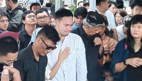 Tangis Keluarga Pecah Iringi Proses Pemakaman Ray Sahetapy, 3 Putranya Pangku Jasad sang Ayah Tangis Keluarga Pecah Iringi Proses Pemakaman Ray Sahetapy, 3 Putranya Pangku Jasad sang Ayah