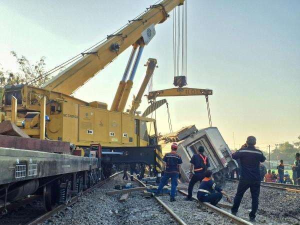 DPR Bakal Panggil Menhub Buntut Insiden Kereta Anjlok DPR Bakal Panggil Menhub Buntut Insiden Kereta Anjlok
