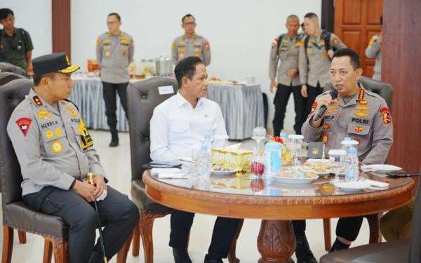 Kapolri Tegaskan Penanganan Karhutla Riau Perlu Kolaborasi Kapolri Tegaskan Penanganan Karhutla Riau Perlu Kolaborasi