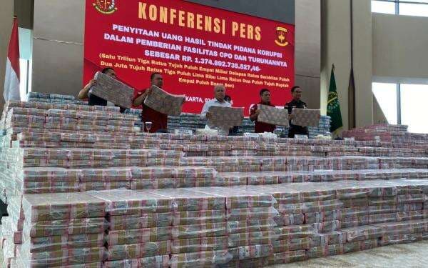 Kejagung Pamerkan Tumpukan Uang Rp1,3 Triliun Hasil Sitaan Korupsi CPO, Ini Penampakannya Kejagung Pamerkan Tumpukan Uang Rp1,3 Triliun Hasil Sitaan Korupsi CPO, Ini Penampakannya