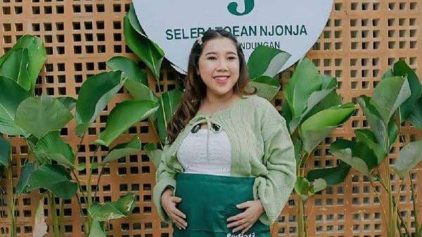 Komentar Kiky Saputri usai Dihujat Netizen gegara Warung Kopi di Solo Didatangi Jokowi dan Keluarga Komentar Kiky Saputri usai Dihujat Netizen gegara Warung Kopi di Solo Didatangi Jokowi dan Keluarga