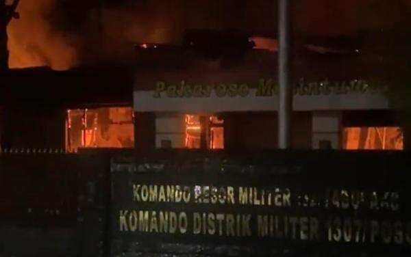 Begini Kondisi Markas Kodim Poso yang Terbakar, Pemadaman Masih Berlangsung Begini Kondisi Markas Kodim Poso yang Terbakar, Pemadaman Masih Berlangsung