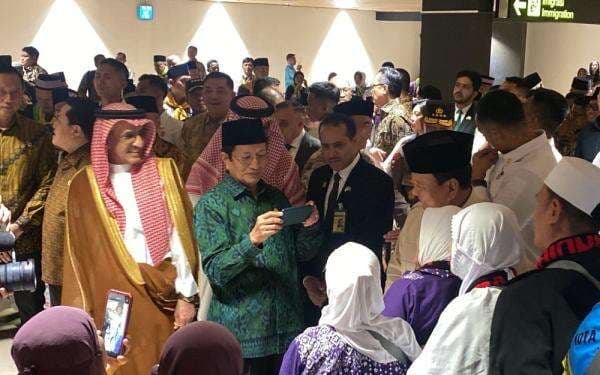 Ketika Menag Nasaruddin Jadi Tukang Foto Prabowo dan Jamaah Haji Ketika Menag Nasaruddin Jadi Tukang Foto Prabowo dan Jamaah Haji