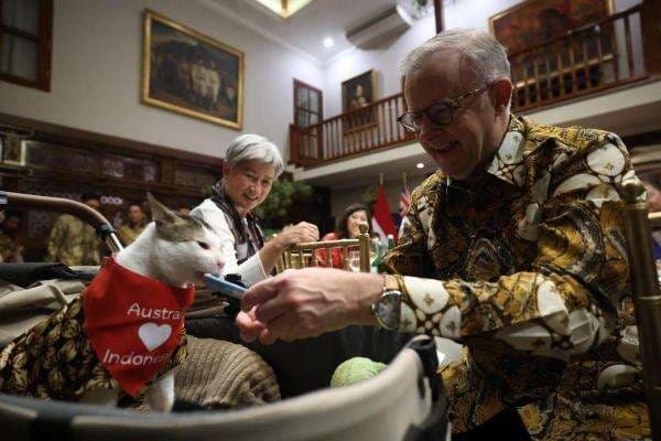 Momen Menggemaskan PM Australia Beri Kalung Syal Merah ke Bobby Kertanegara Momen Menggemaskan PM Australia Beri Kalung Syal Merah ke Bobby Kertanegara