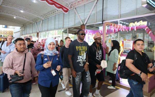 Rapper Asal Amerika Melly Mike Tiba di Riau, Siap Semarakkan Penutupan Pacu Jalur Rapper Asal Amerika Melly Mike Tiba di Riau, Siap Semarakkan Penutupan Pacu Jalur