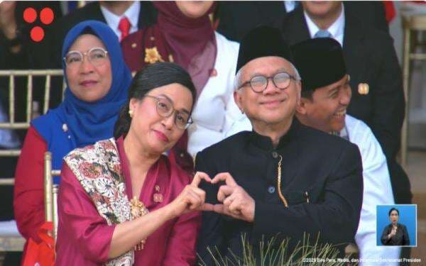Momen Romantis Sri Mulyani dan Suami, Buat Tanda Love di Tengah Upacara Momen Romantis Sri Mulyani dan Suami, Buat Tanda Love di Tengah Upacara