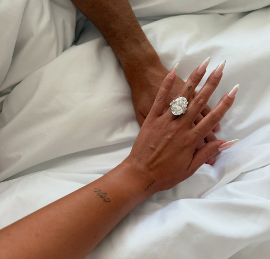 Harga Cincin Christiano Ronaldo untuk Tunangannya Ditaksir Tembus Rp80 Miliar Harga Cincin Christiano Ronaldo untuk Tunangannya Ditaksir Tembus Rp80 Miliar