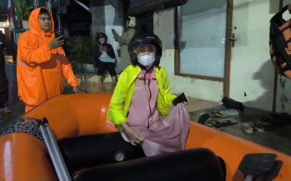 Kampung Bulak Tangsel Terendam Banjir, Warga Dievakuasi Petugas dengan Perahu Karet Kampung Bulak Tangsel Terendam Banjir, Warga Dievakuasi Petugas dengan Perahu Karet