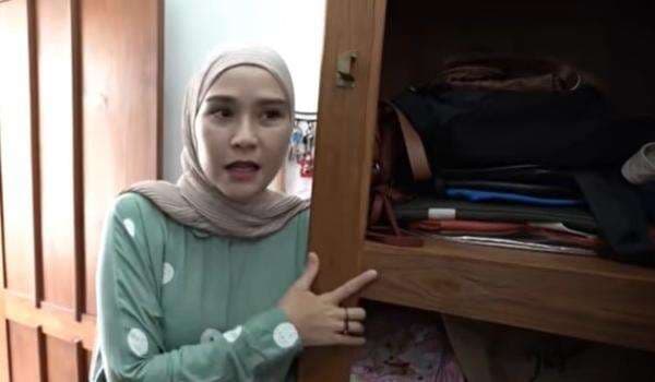 Ogah Beli Barang Branded, Zaskia Adya Mecca Pilih Tas Rp150 Ribuan: Fungsinya Sama! Ogah Beli Barang Branded, Zaskia Adya Mecca Pilih Tas Rp150 Ribuan: Fungsinya Sama!