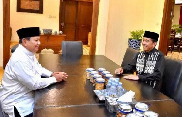 Menyelami Makna di Balik Pertemuan Dua Jam Jokowi–Prabowo Menyelami Makna di Balik Pertemuan Dua Jam Jokowi–Prabowo