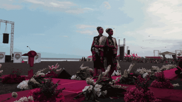 Batik Lumajang Tampil Menawan di Bibir Pantai Watu Pecak, Berpadu dengan Alam dan Budaya Batik Lumajang Tampil Menawan di Bibir Pantai Watu Pecak, Berpadu dengan Alam dan Budaya