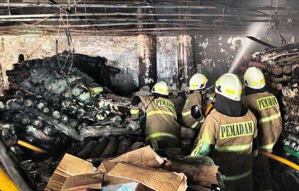 Ruko Kain di Fatmawati Terbakar, 16 Mobil Pemadam Dikerahkan Ruko Kain di Fatmawati Terbakar, 16 Mobil Pemadam Dikerahkan