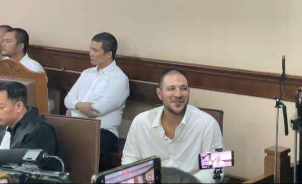 Momen Ammar Zoni Curi Pandang ke Dokter Kamelia saat Sidang Momen Ammar Zoni Curi Pandang ke Dokter Kamelia saat Sidang