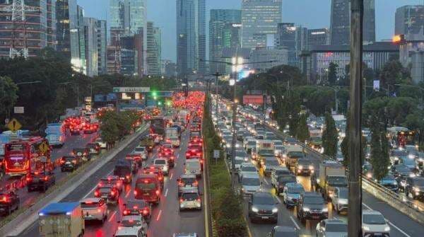 Lalu Lintas di Jalan Gatot Subroto hingga Slipi Macet Horor Usai Diguyur Hujan Lalu Lintas di Jalan Gatot Subroto hingga Slipi Macet Horor Usai Diguyur Hujan