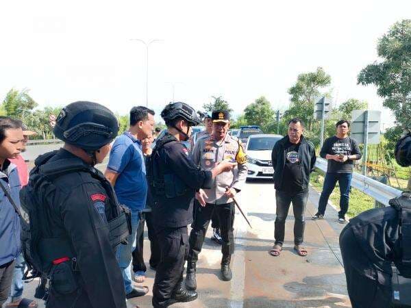 Soal Paket Mencurigakan di Sekitar Simpang Exit Tol Dumpil, Kapolres Madiun: Bukan Bom Soal Paket Mencurigakan di Sekitar Simpang Exit Tol Dumpil, Kapolres Madiun: Bukan Bom