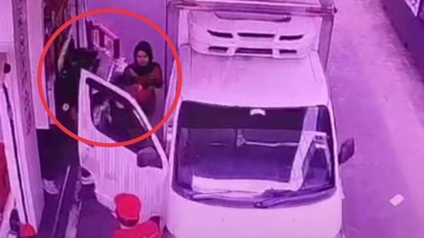 Viral Pengendara Motor Tampar Karyawan SPBU di Bandung gegara Merasa Tak Dilayani Viral Pengendara Motor Tampar Karyawan SPBU di Bandung gegara Merasa Tak Dilayani