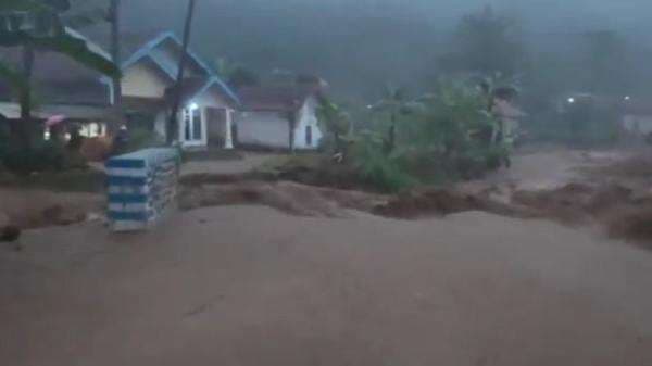 Banjir Bandang Terjang Probolinggo, 5 Jembatan Putus Ratusan Warga Terisolasi Banjir Bandang Terjang Probolinggo, 5 Jembatan Putus Ratusan Warga Terisolasi