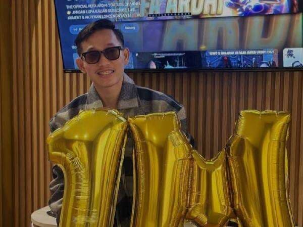 Dari Hobi Jadi Prestasi, Refa Ardhi Tembus 1 Juta Subscribers di Usia 20 Tahun Dari Hobi Jadi Prestasi, Refa Ardhi Tembus 1 Juta Subscribers di Usia 20 Tahun