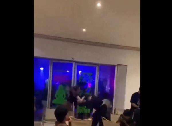 Viral 2 Perempuan Saling Jambak di Cafe, Diduga karena Rebutan Pacar Viral 2 Perempuan Saling Jambak di Cafe, Diduga karena Rebutan Pacar