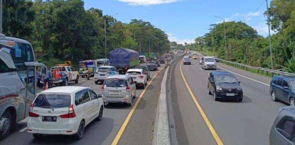 Breaking News! Truk Tabrak Sejumlah Mobil di Tol Cipularang, 2 Orang Jadi Korban Breaking News! Truk Tabrak Sejumlah Mobil di Tol Cipularang, 2 Orang Jadi Korban
