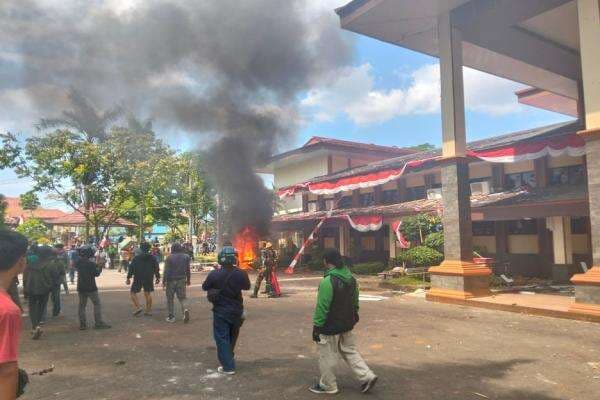 Gedung DPRD Kabupaten Cirebon Dirusak Massa usai Demo Ricuh di Kantor Polisi Gedung DPRD Kabupaten Cirebon Dirusak Massa usai Demo Ricuh di Kantor Polisi