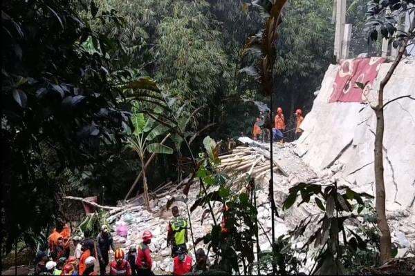 Tragis! Bangunan Majelis Taklim di Bogor Ambruk, 3 Tewas dan 31 Jemaah Luka-luka Tragis! Bangunan Majelis Taklim di Bogor Ambruk, 3 Tewas dan 31 Jemaah Luka-luka