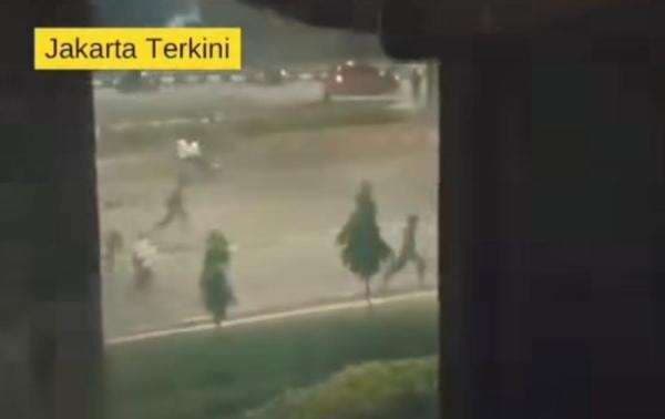 Viral Tawuran Mencekam di Jatinegara, Polisi Lepaskan Gas Air Mata Viral Tawuran Mencekam di Jatinegara, Polisi Lepaskan Gas Air Mata