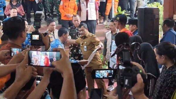 886 Korban Longsor Banjarnegara Mengungsi, Gubernur Jateng Pastikan 3 Hari Huntara Selesai 886 Korban Longsor Banjarnegara Mengungsi, Gubernur Jateng Pastikan 3 Hari Huntara Selesai