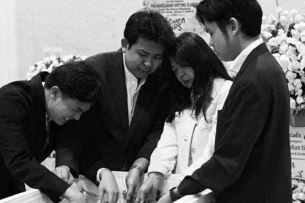 Tangis Jerome Polin Pecah di Upacara Tutup Peti Mendiang Ayah Tercinta Tangis Jerome Polin Pecah di Upacara Tutup Peti Mendiang Ayah Tercinta