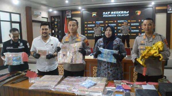 Polisi Ungkap Uang Palsu Rp3 Miliar Beredar di Cilacap, Pelaku Ngaku Sakti Bisa Gandakan Duit Polisi Ungkap Uang Palsu Rp3 Miliar Beredar di Cilacap, Pelaku Ngaku Sakti Bisa Gandakan Duit