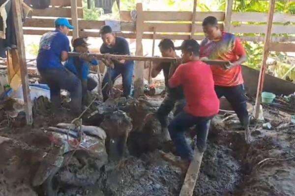 Video Viral Warga Gotong Royong Evakuasi Motor Tertimbun Lumpur di Pidie Jaya Aceh Video Viral Warga Gotong Royong Evakuasi Motor Tertimbun Lumpur di Pidie Jaya Aceh