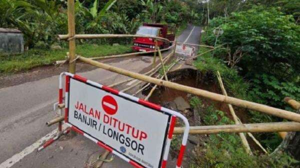 Jembatan Kali Dekem Longsor, Akses Wisata Baturraden–Melung Terancam Lumpuh Jembatan Kali Dekem Longsor, Akses Wisata Baturraden–Melung Terancam Lumpuh