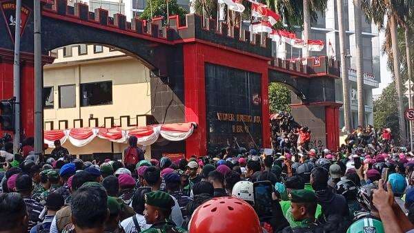 Duh! Oknum Aparat Diduga Lecehkan Pendemo Wanita saat Ricuh Aksi Unjuk Rasa Duh! Oknum Aparat Diduga Lecehkan Pendemo Wanita saat Ricuh Aksi Unjuk Rasa