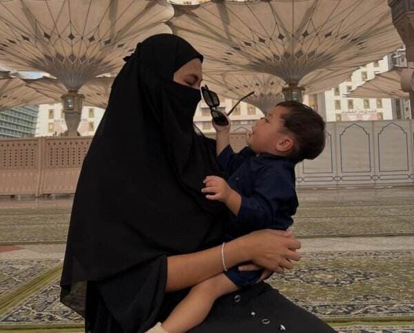 Doakan Kenzo, Paula Verhoeven Bagikan Momen Ibadah di Tanah Suci Doakan Kenzo, Paula Verhoeven Bagikan Momen Ibadah di Tanah Suci