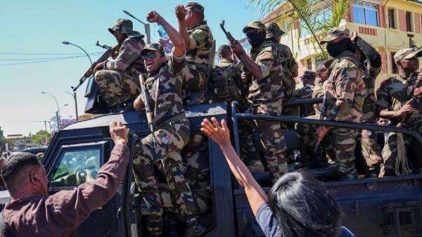 Presiden Rajoelina Dilengserkan, Militer Madagaskar Ambil Alih Kendali Negara Presiden Rajoelina Dilengserkan, Militer Madagaskar Ambil Alih Kendali Negara